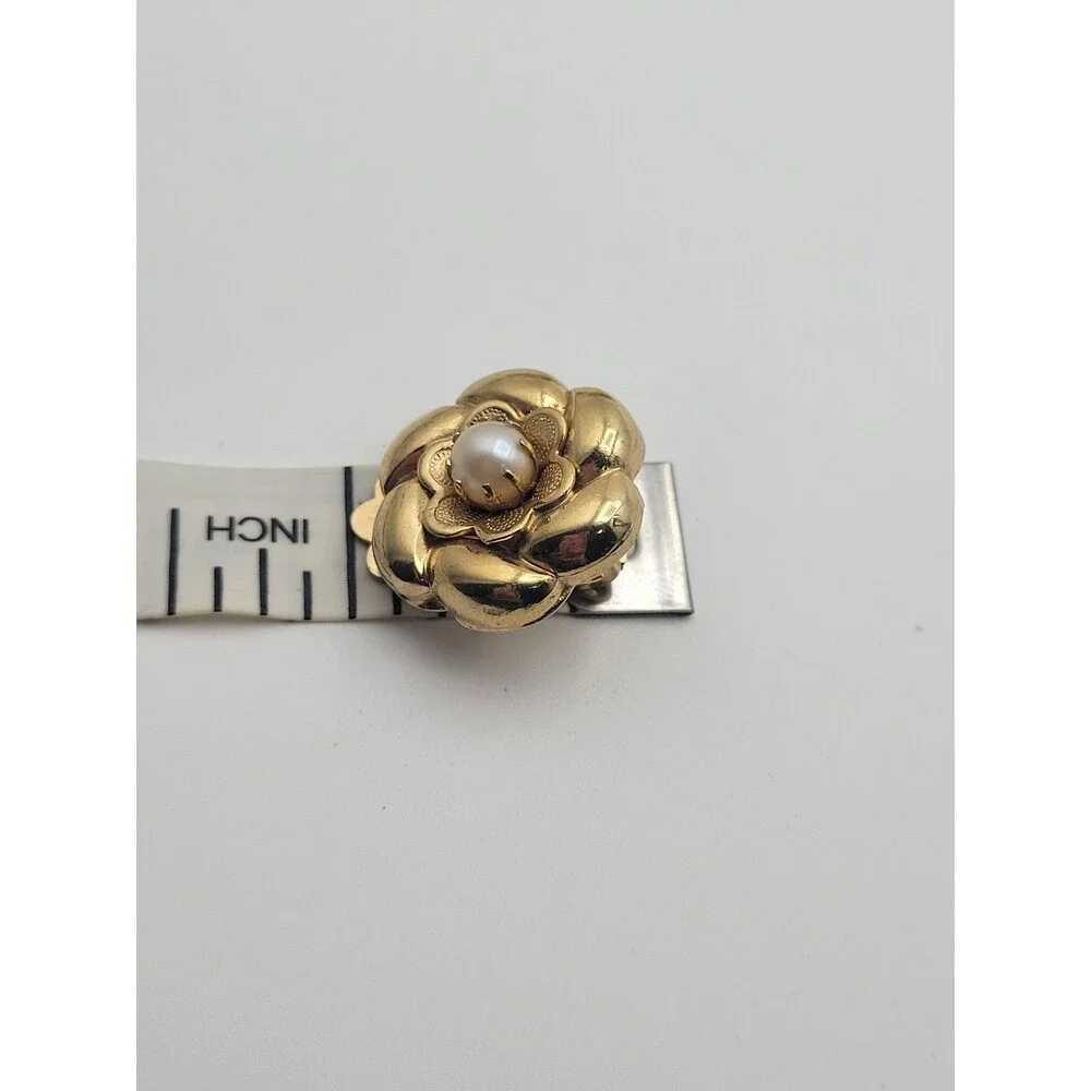 Vintage Gold tone Flower With Faux Pearl Clip on earrings